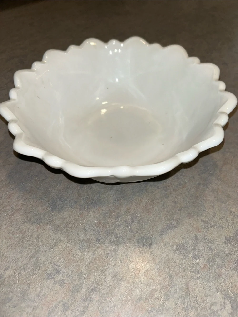 Beautiful vintage milk glass White Scalloped Glass Serving Bowl - Unbranded